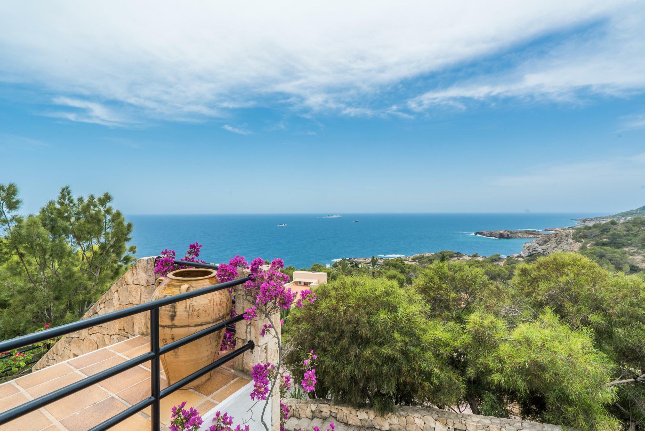 Villa spectaculaire à Roca Llisa avec vue panoramique sur la mer