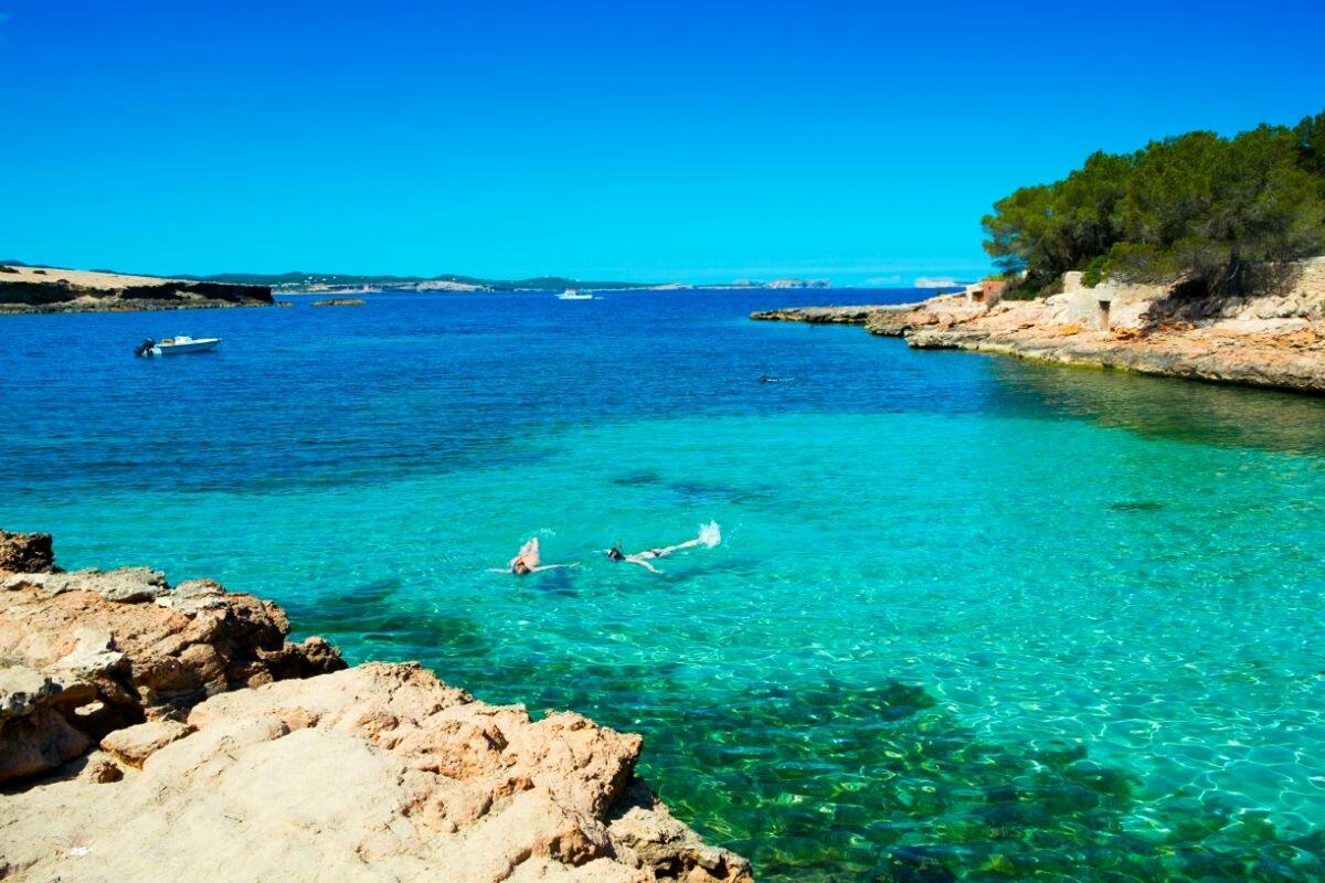 Ibiza été 2021 : Plage de Cala Gracioneta sur l'île d'Ibiza, Espagne