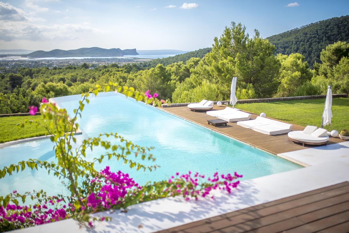 Jardin méditerranéen et villa avec vue sur la mer à Ibiza