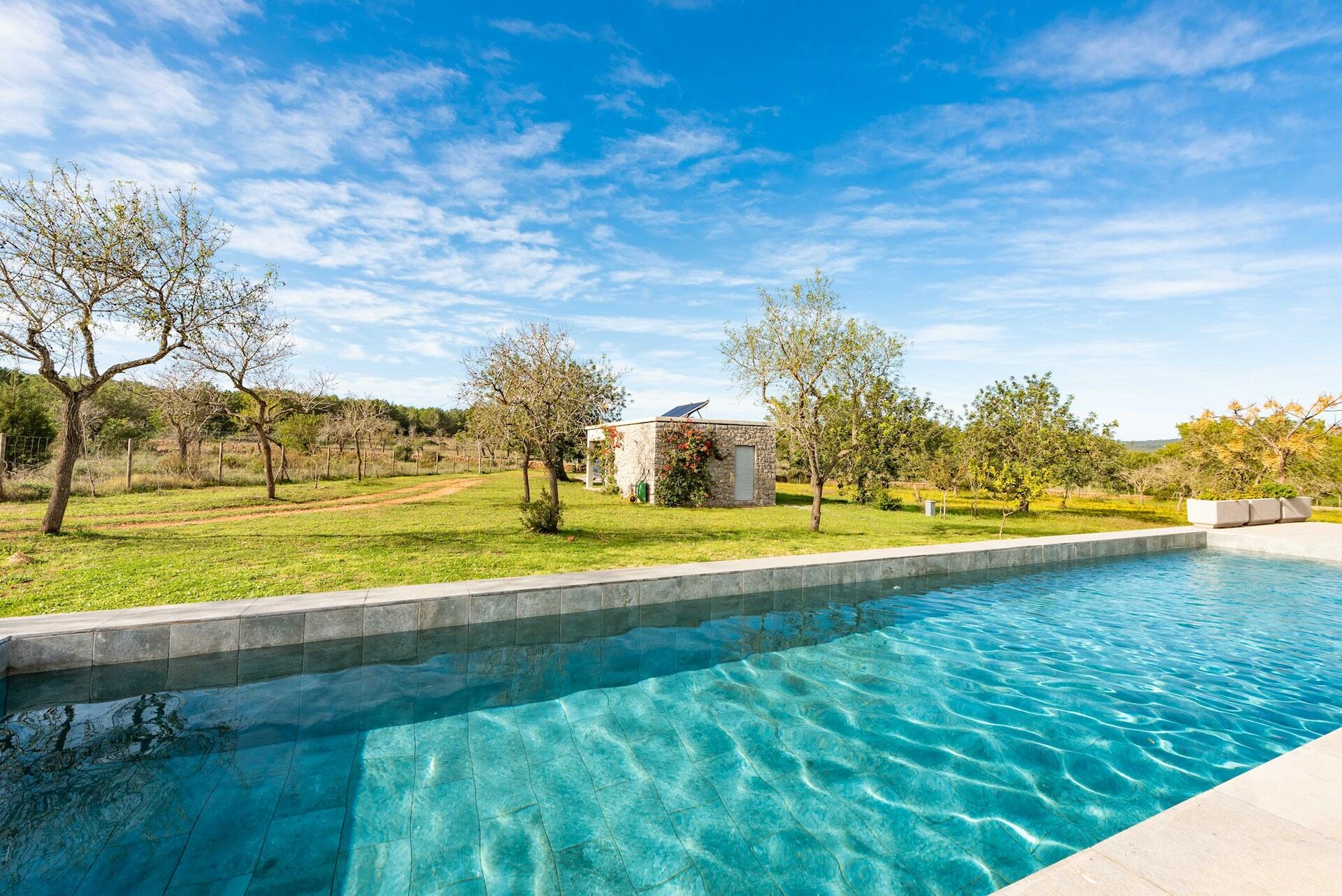 Villa à Ibiza avec panneaux solaires installés sur le toit