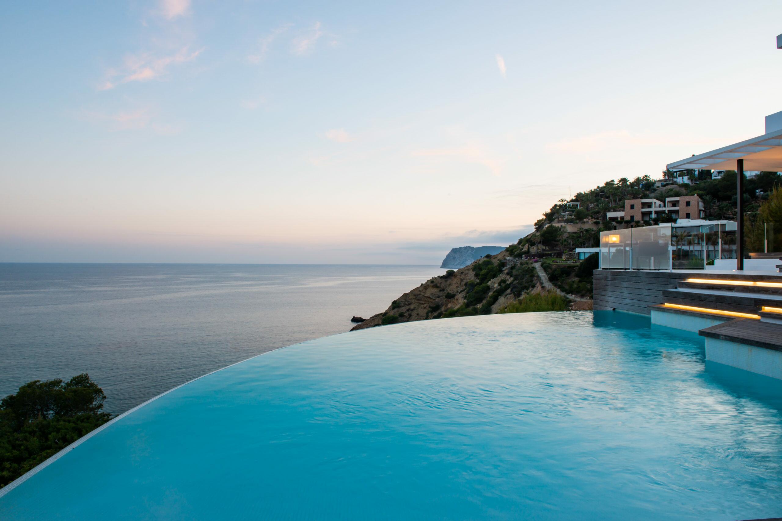 Villa exclusive et résidence de luxe à Ibiza avec piscine à débordement et vue sur la mer