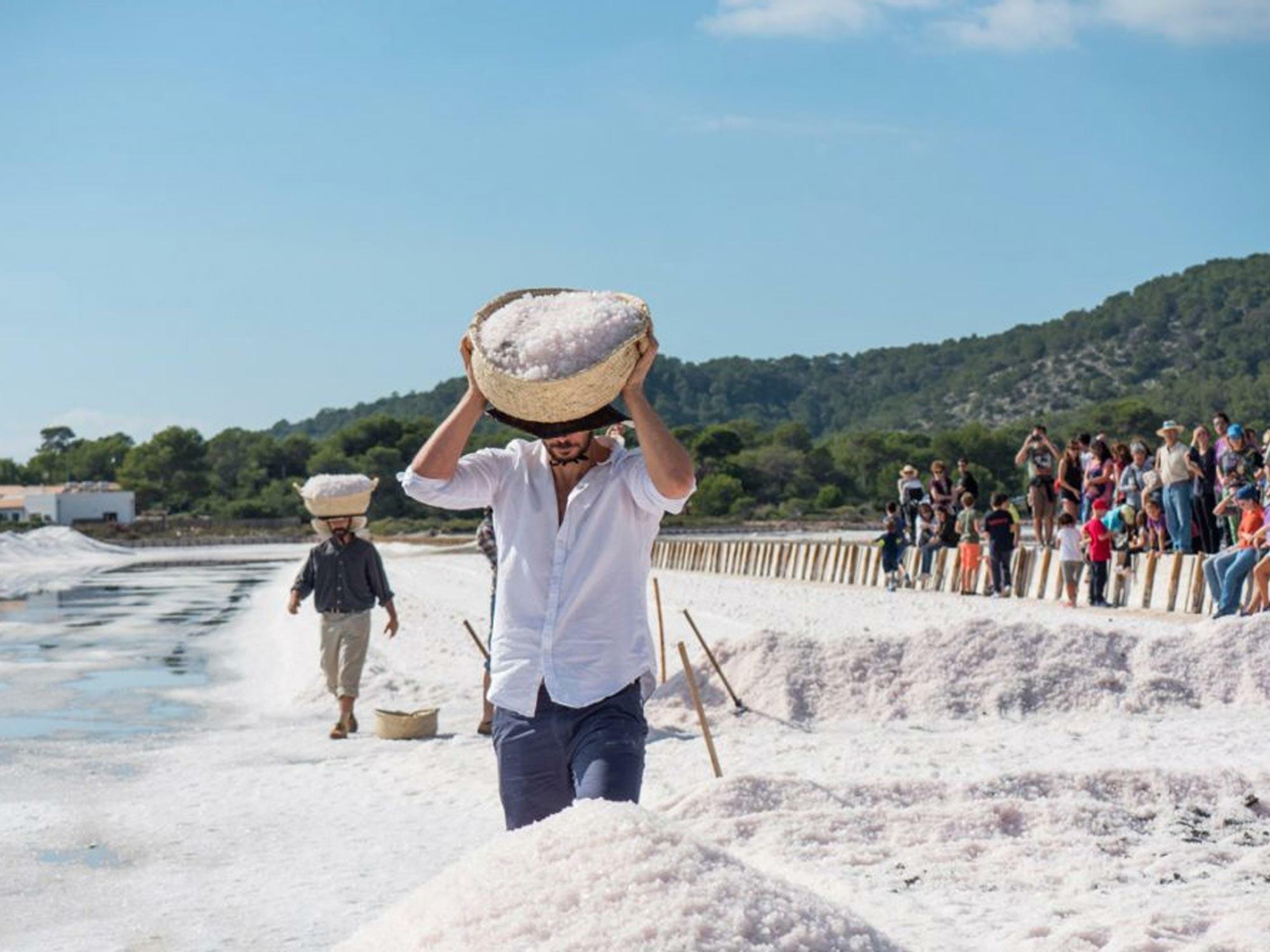 La Fira de la Sal (17-19 octobre, Ses Salines) : Une célébration du patrimoine salin d'Ibiza avec des expositions culturelles, de la nourriture locale et des activités familiales.
