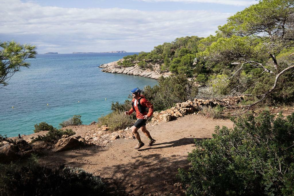 Marathon de trail d'Ibiza (25 octobre) : Des coureurs du monde entier s'attaquent à des parcours de 10 km, 21 km et 42 km à travers les paysages accidentés de l'île, offrant à la fois défi et paysages à couper le souffle.