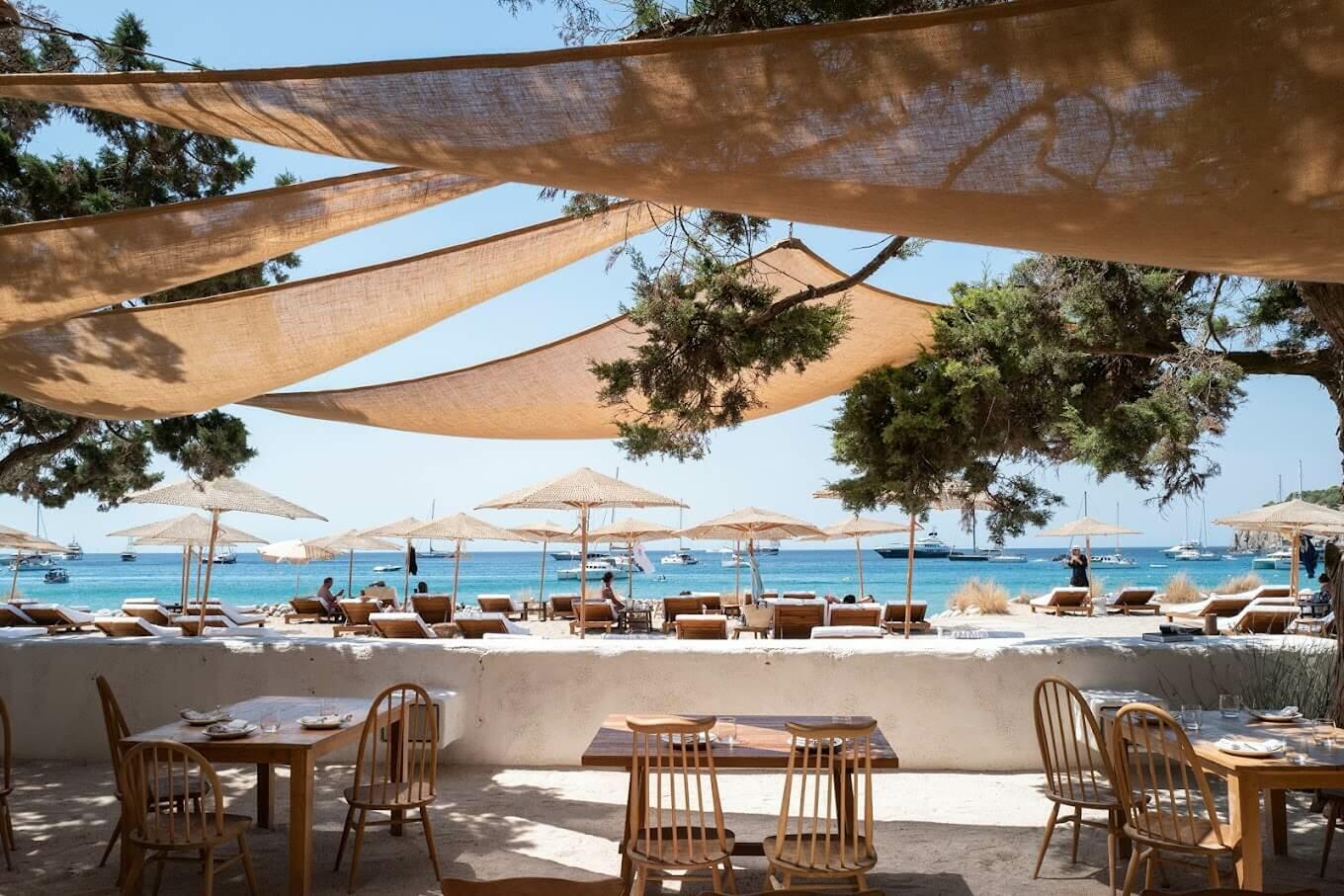 Casa Jondal – Situé dans une crique sereine aux eaux turquoise, Casa Jondal est l’incarnation de l’élégance discrète. Réputé pour ses fruits de mer exceptionnels et son menu méditerranéen raffiné, c’est ici que les longs déjeuners de loisir deviennent le point fort de la journée. Le design est chic mais décontracté, avec des bois naturels et des lins doux créant une sensation côtière sans effort. Jondal ferme en début de soirée, ce qui le rend idéal pour une escapade en journée avant de rentrer pour une soirée familiale tranquille ou pour se préparer pour la nuit à venir.
