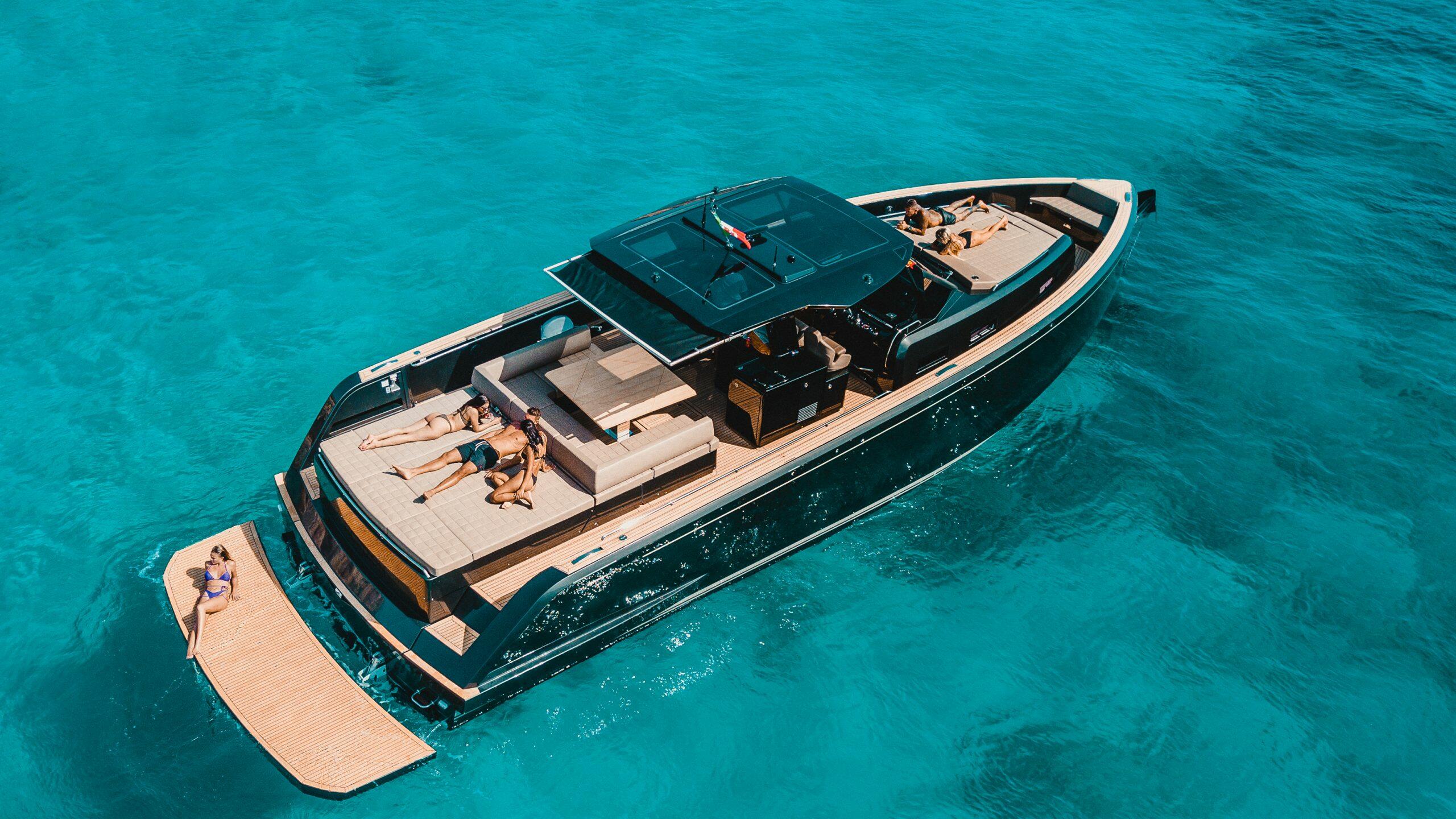 Expérience de location de yacht pour les clients en villa à Ibiza