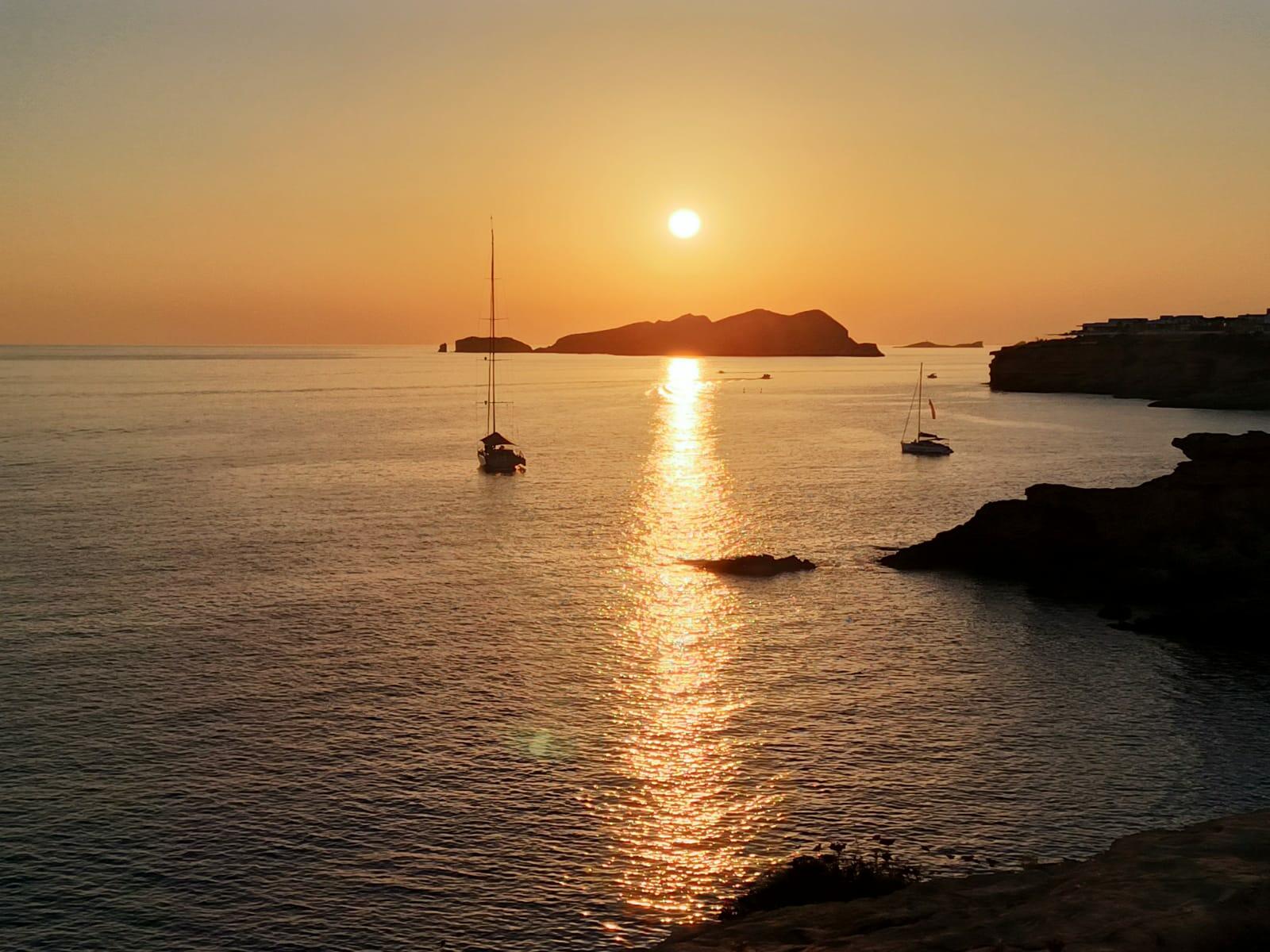 Location privée de bateau sur les eaux bleues cristallines d'Ibiza