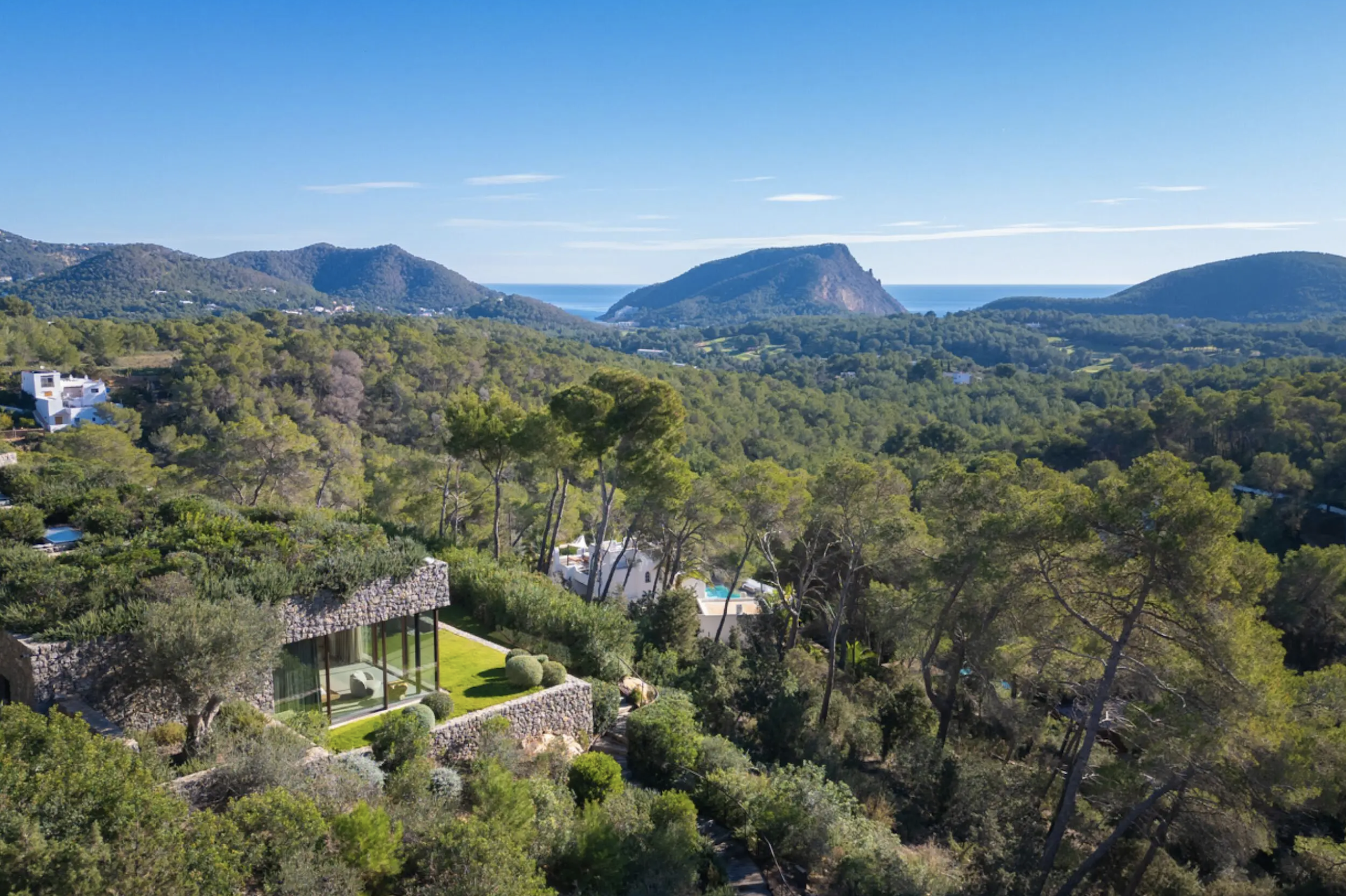 Can Bosc. Villa de luxe intégrée dans la nature avec piscine, toits verts et vue sur la mer