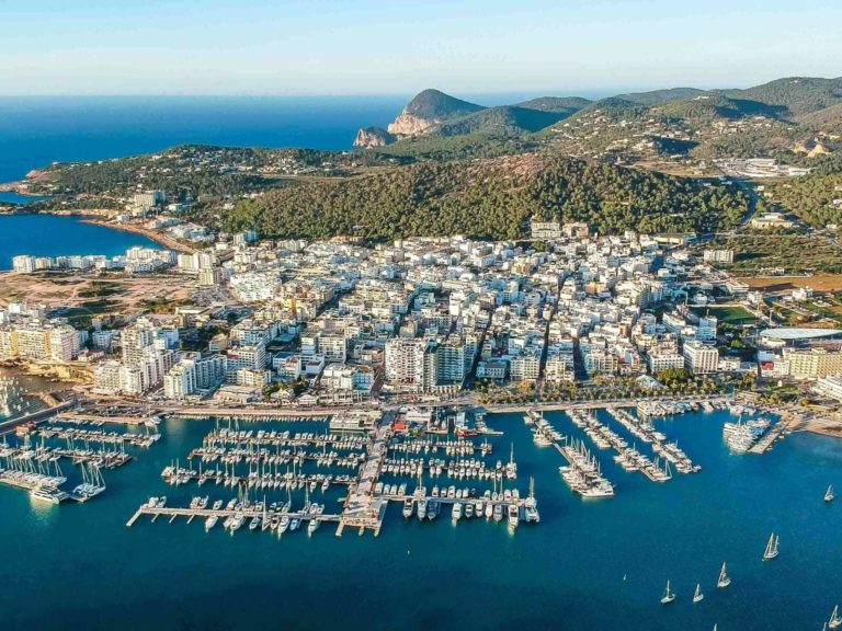 Vous cherchez à acheter une Villa à San Antonio (Ibiza) en 2025?