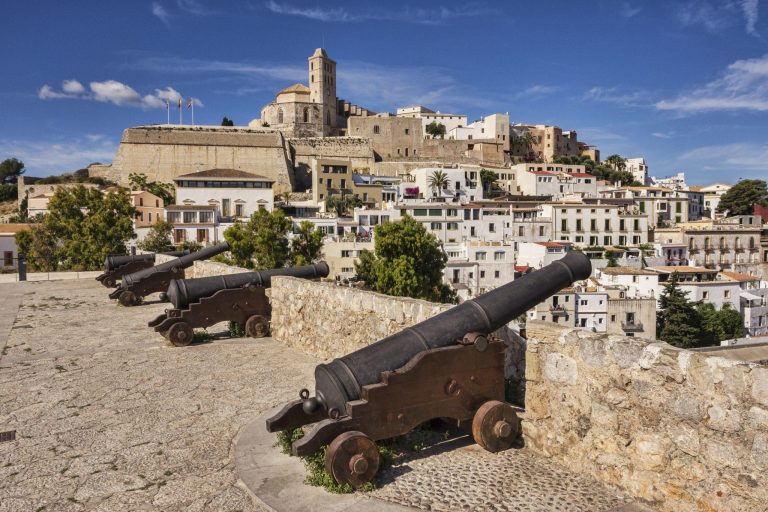 Découvrez Dalt Vila